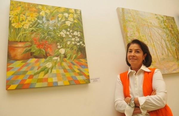 Ana Maria Duprat e duas das obras que integram a exposi&ccedil;&atilde;o em cartaz no hotel Royal Palm Plaza ( César Rodrigues/ AAN)