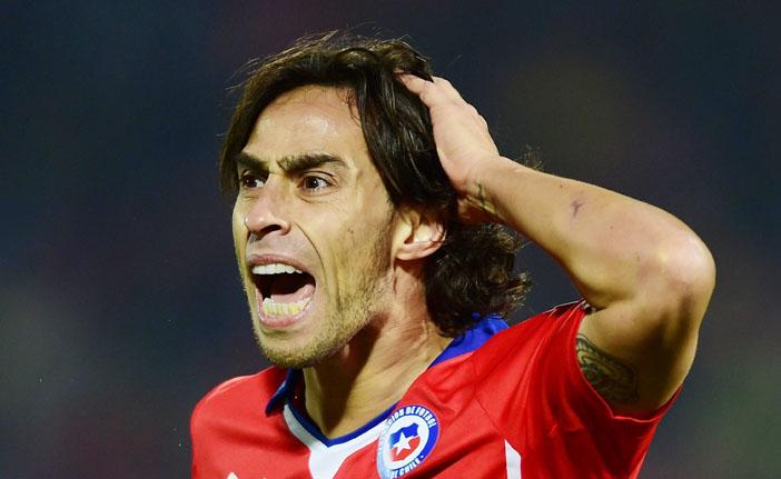 O chileno Valdivia se desesperou ao ter seu gol anulado pela arbitragem na partida contra o M&eacute;xico (France Press)