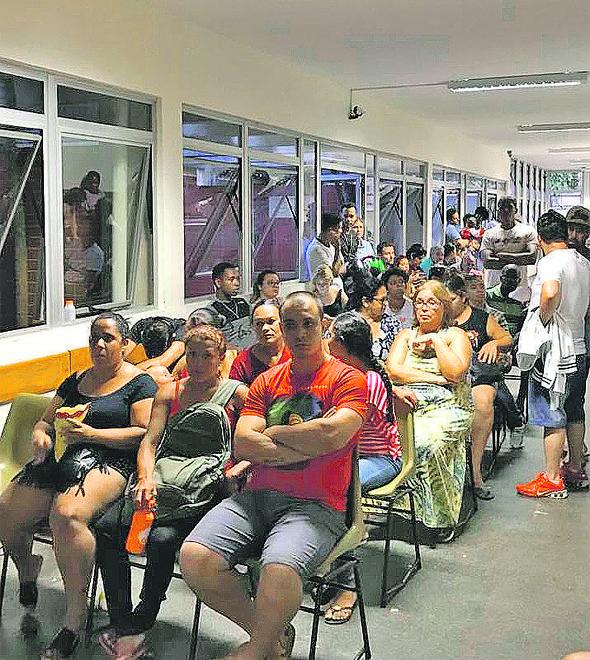 Pacientes chegaram a aguardar por mais de dez horas sem saber se seriam atandidos; administração promete apurar quais foram as causas (Henrique Hein/AAN)