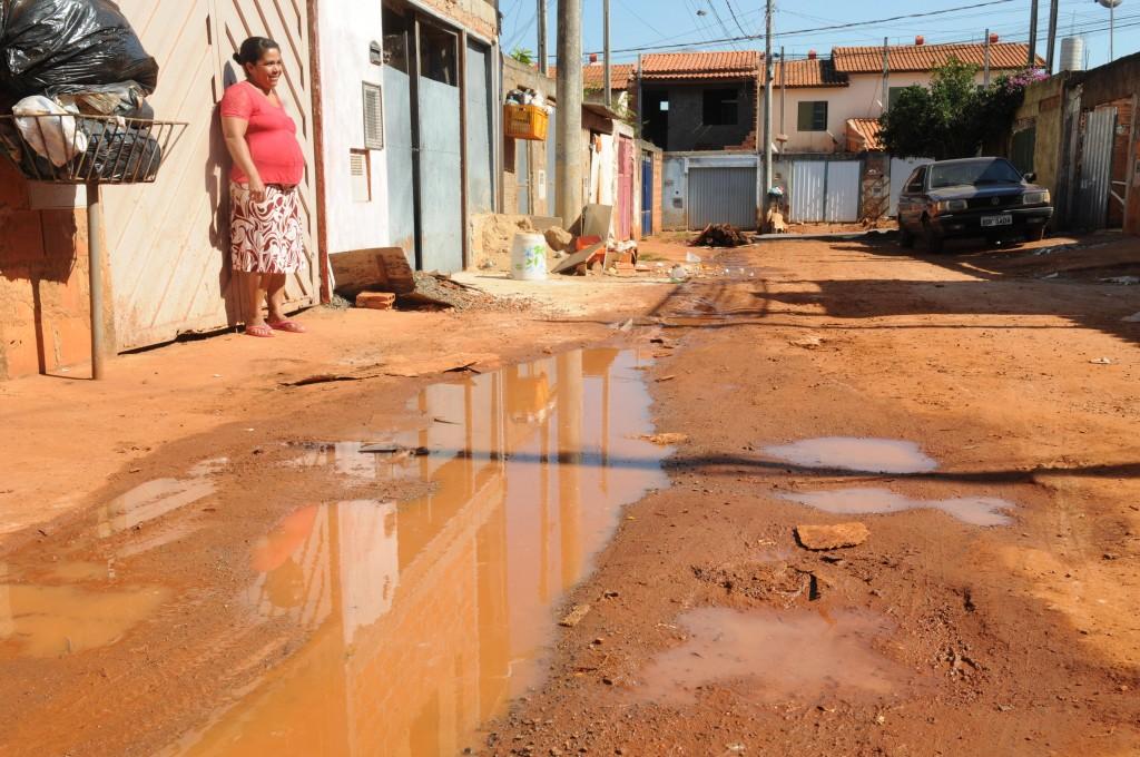 Moradores esperam h&aacute; 19 anos por asfalto e galerias pluviais na Vila Esperan&ccedil;a, quando as melhorias finalmente chegaram, vieram incompletas ( Dominique Torquato/ AAN)