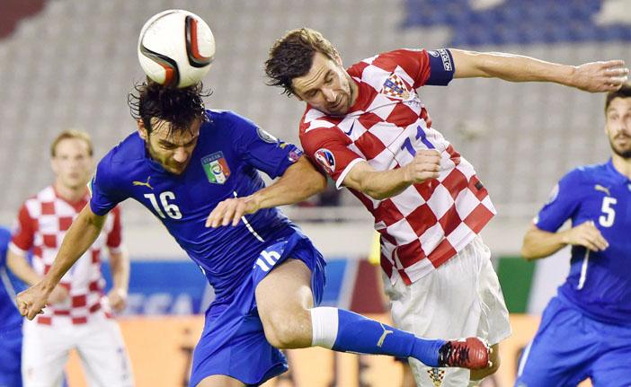 O italiano Marco Parolo (&agrave; esquerda) disputa a bola com o croata Darijo Srna (France Press)