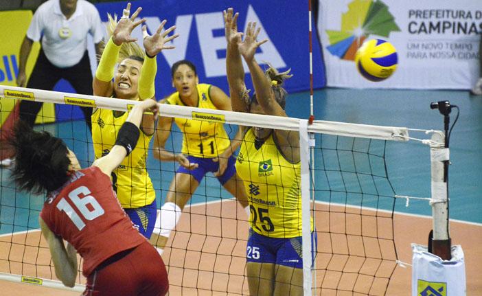 Em Campinas, jogadoras brasileiras tentam o bloqueio contra ataque do Jap&atilde;o (Divulgação/CBV)