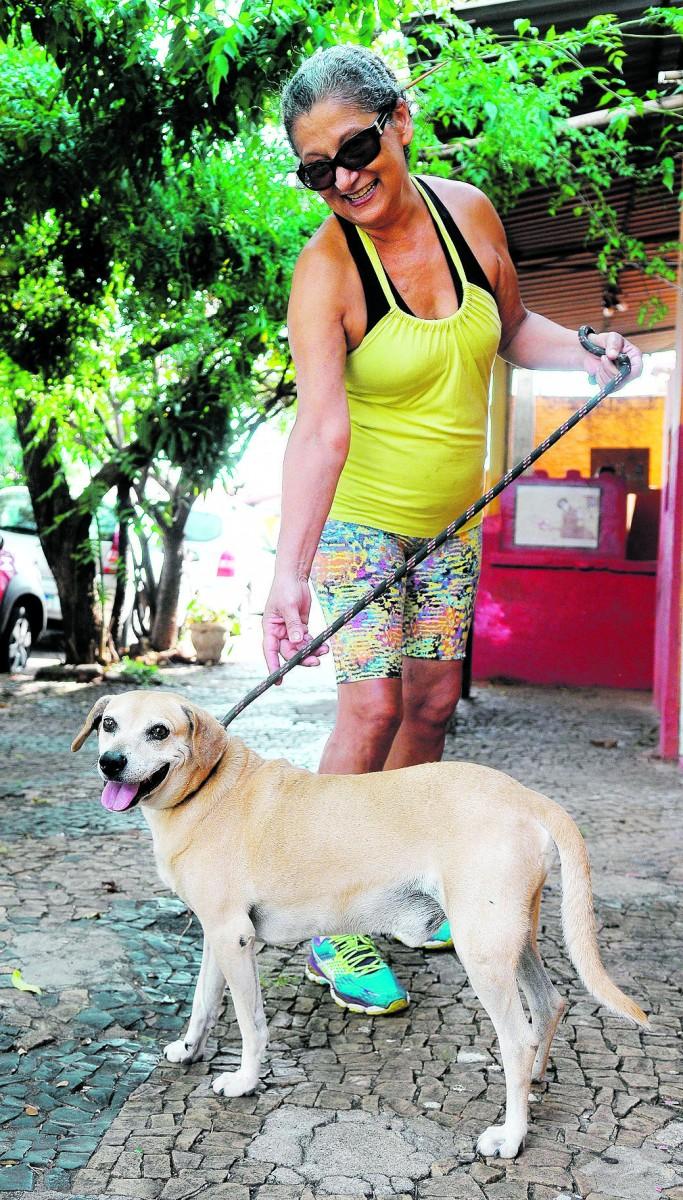 A chef de cozinha e protetora de animais  Fátima Gonçalves, a Fafá, com seu cãozinho Loiro que tirou da rua (Kamá Ribeiro/ Correio Popular)