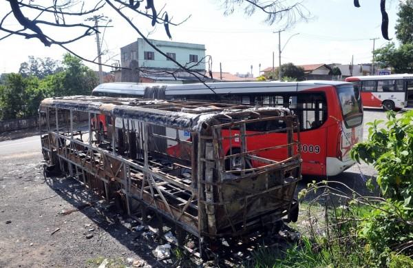 Carca&ccedil;a est&aacute; abandonada na Rua Dr. Nelson D'Otaviano, s/n, Parque Valen&ccedil;a, atr&aacute;s do Terminal Campo Grande  ( Carlos Sousa Ramos / AAN)