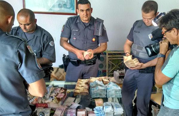 Policiais contam dinheiro encontrado na casa dos bicheiros (Jaqueline Harumi/ AAN )