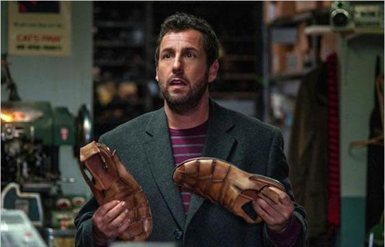Em Trocando os P&eacute;s, um solit&aacute;rio sapateiro de Nova York costuma consertar os sapatos de clientes experientes na arte de viver (Divulgação )