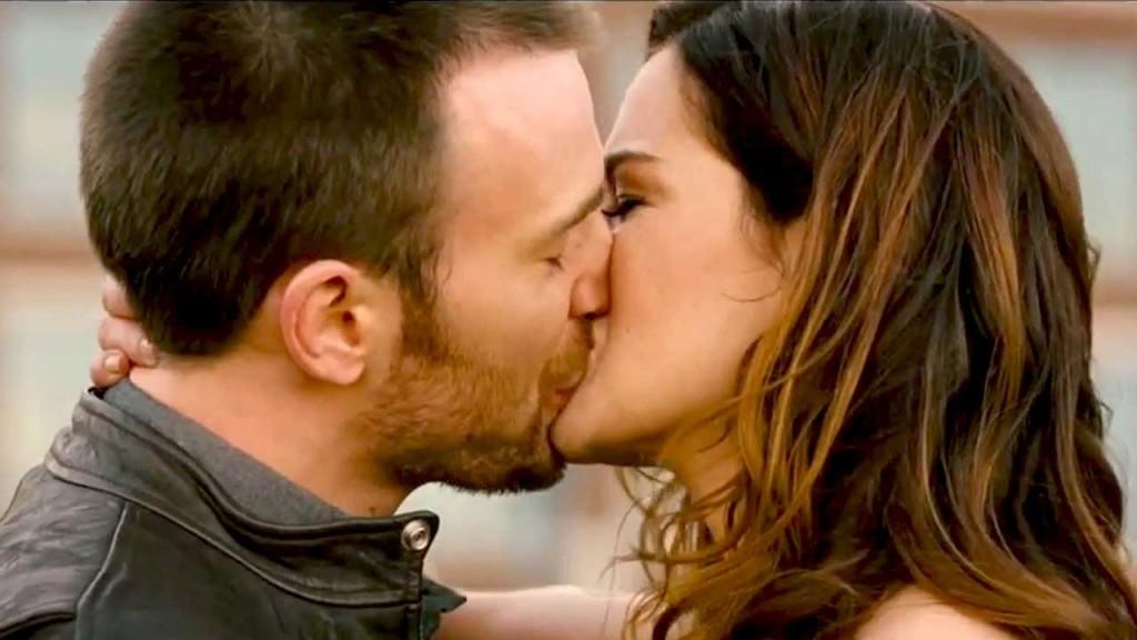 'Deixa Rolar' tem dire&ccedil;&atilde;o de Justin Reardon; Chris Evans e Michelle Monaghan s&atilde;o os protagonistas  ( Reprodução)