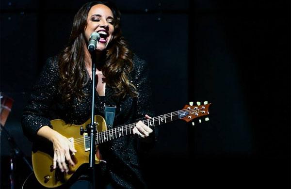 No novo show, canta Quem de N&oacute;s Dois, Rosas, &Eacute; Isso A&iacute; e Garganta, al&eacute;m dos sucessos recentes Combust&iacute;vel e Resposta de Rita (  Divulgação)