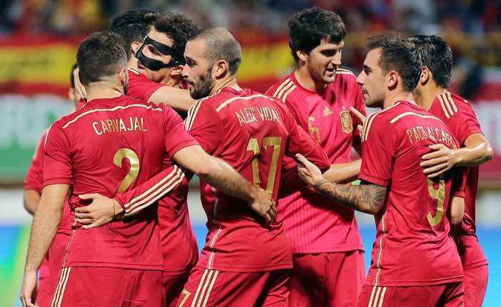 Jogadores da Espanha comemoram em Le&oacute;n: vit&oacute;ria de virada sobre a Costa Rica (France Press)