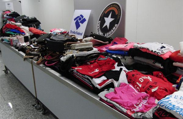 Roupas e bolsas foram apreendidas em bagagem de brasileiro (  Divulgação)
