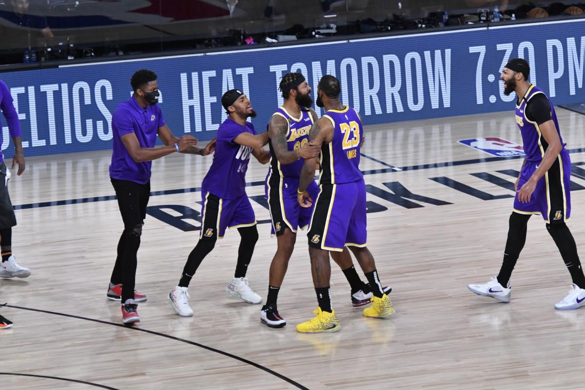 LeBron James teve atuação espetacular e comandou a vitória dos Lakers (AFP)