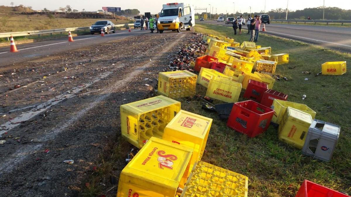 Carga de cerveja tomba na Rodovia João Beira, em Jaguariúna