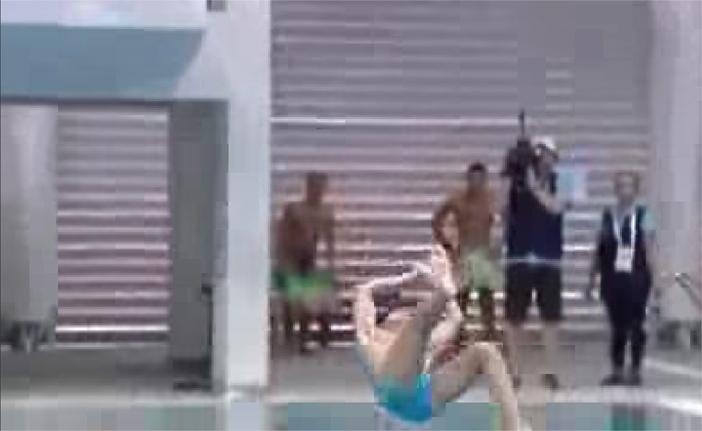 Atleta filipino caiu de costas na piscina ao tentar salto ornamental nos Jogos Asi&aacute;ticos (Reprodução)