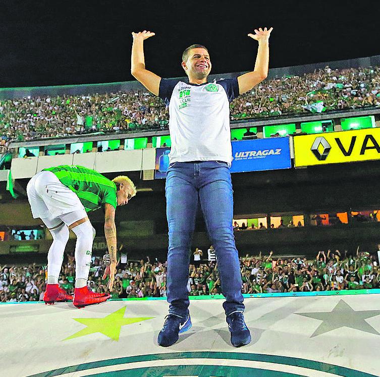 Campeão, o novato Umberto Louzer foi eleito o melhor técnico da A2 (Leandro Ferreira)