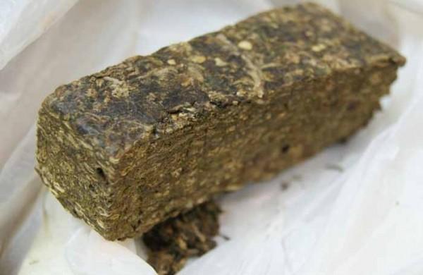 Peda&ccedil;o de maconha prensada (  Cedoc/RAC)