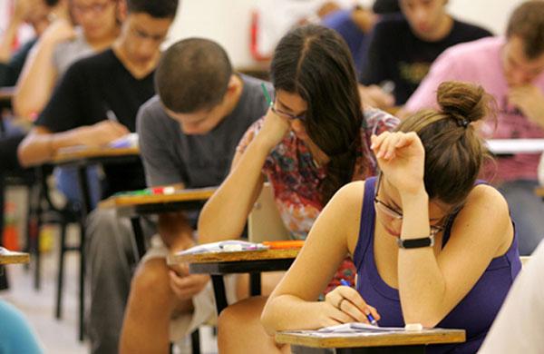 Estudantes fazendo o Exame Nacional do Ensino M&eacute;dio (Enem)  ( Ag&ecirc;ncia Brasil)