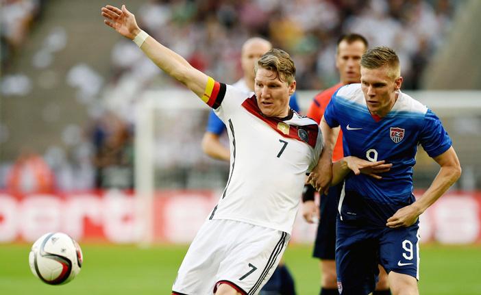 Schweinsteiger (&agrave; esquerda), da Alemanha, tenta dominar a bola diante de Johannsson, dos Estados Unidos (France Press)