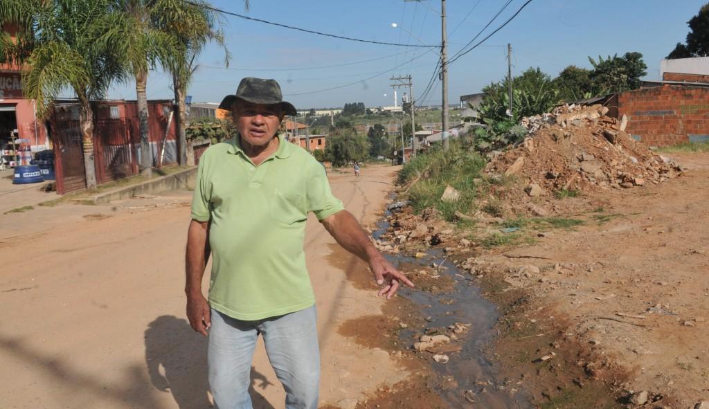 H&aacute; ruelas de terra; liga&ccedil;&otilde;es clandestinas de &aacute;gua e luz; esgoto correndo ladeira abaixo, lixo amontoado ( Carlos Sousa Ramos / AAN)