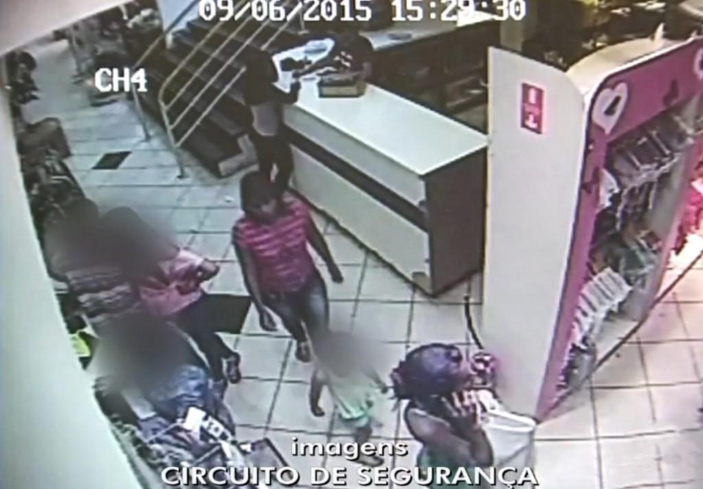Imagem da c&acirc;mera de seguran&ccedil;a mostra a crian&ccedil;a e as mulheres no interior da loja (Captura de vídeo)