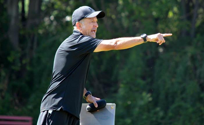 Osorio passa orienta&ccedil;&otilde;es aos jogadores do S&atilde;o Paulo durante o treino desta sexta-feira (5) no CT da Barra Funda (Érico Leonan/saopaulofc.net)