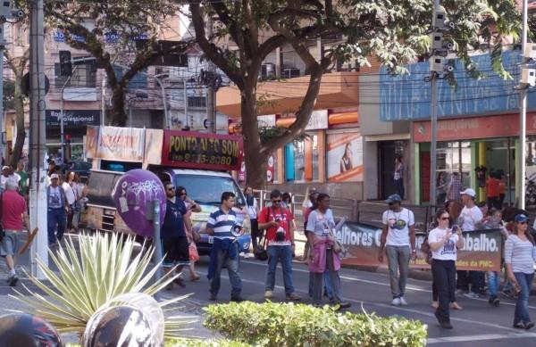 Servidores em greve fazem passeata na Avenida Moraes Salles, em Campinas (Humberto Martinelli (Foto do leitor))