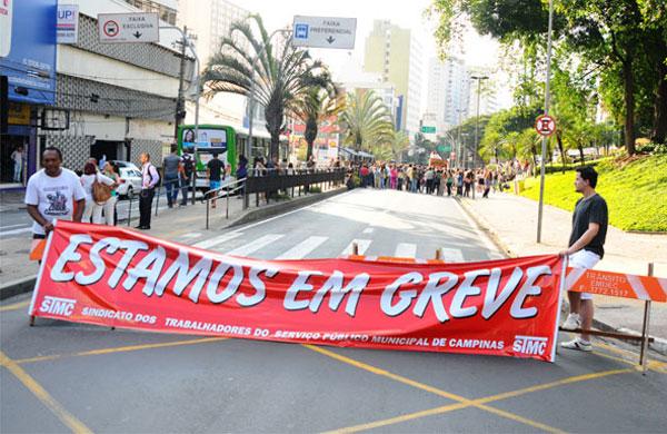 Manifestantes fecharam avenida de Campinas na tarde desta segunda-feira,08 (Elcio Alves)