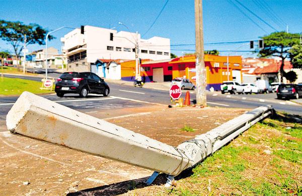 Motorista perdeu controle da dire&ccedil;&atilde;o e causou acidente ( Del Rodrigues/ AAN)