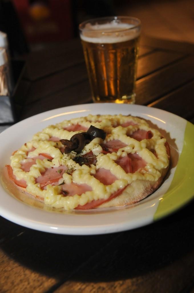 Costela su&iacute;na com an&eacute;is de cebola e minipizza: petiscos do boteco que re&uacute;ne os universit&aacute;rios de Bar&atilde;o Geraldo ( Leandro Ferreira/ AAN)