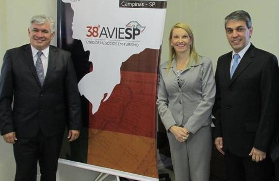 Da esquerda para direita: Marcelo Matera (Presidente da Aviesp), Alexandra Caprioli (Diretora de Turismo de Campinas) e Fernando Santos (Vice-Presidente da Aviesp) (  Divulgação)