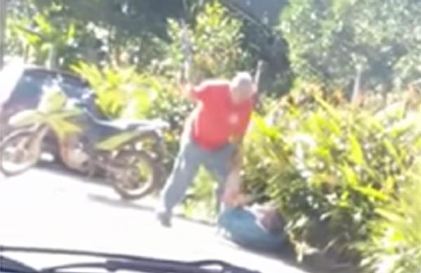 Vereador foi flagrado agredindo um homem com um fac&atilde;o no Espirito Santo (Reprodução)