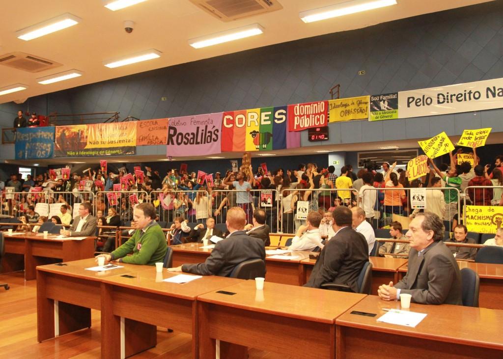 Manifestantes favor&aacute;veis e contr&aacute;rios &agrave; ideologia de g&ecirc;nero protestam durante sess&atilde;o na C&acirc;mara de Campinas: tema pol&ecirc;mico tem causado embates h&aacute; mais de uma semana (Camila Moreira/ AAN)