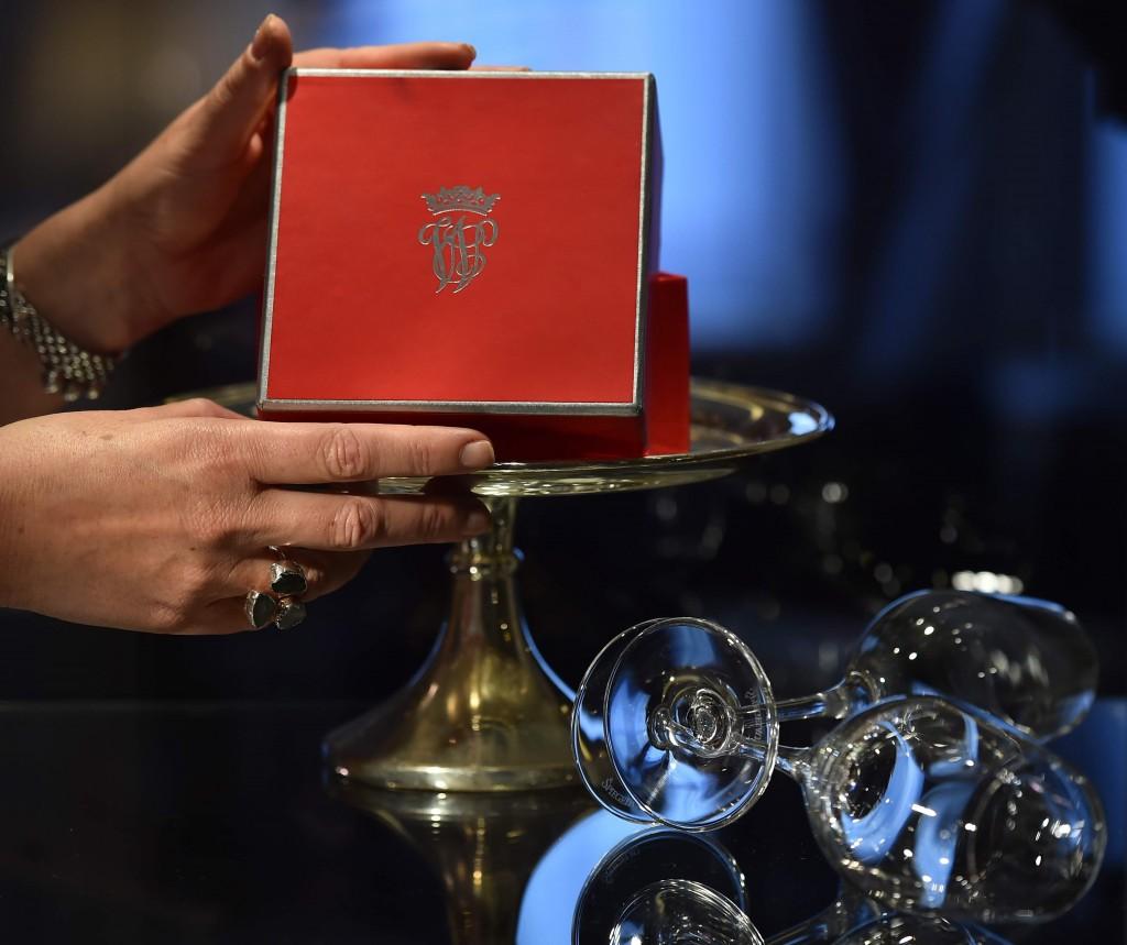 Os peda&ccedil;os foram reunidos por Leonard Massey, que foi motorista da rainha Elizabeth II e que os manteve na embalagem original oferecida aos convidados (AFP)