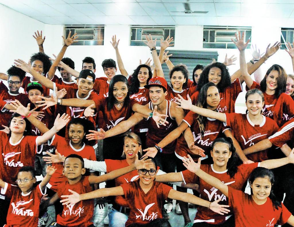 Vivarte atende 250 alunos com aulas de dan&ccedil;a, teatro e m&uacute;sica; ao lado, &Eacute;rika Ramos, que foi atendida pela ONG no passado ( Elcio Alves)