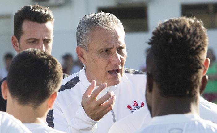 O t&eacute;cnico Tite conversa com os jogadores: Tim&atilde;o luta para reagir no Brasileir&atilde;o (Ricardo Tavares/Agência Corinthians)