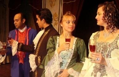 Cena da pe&ccedil;a 'La&ccedil;os Eternos', uma adapta&ccedil;&atilde;o teatral de Annamaria Dias do livro de Z&iacute;bia Gasparetto (  Divulgação)