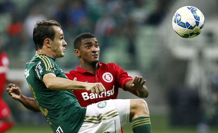 O palmeirense Lucas (&agrave; esquerda) briga pela bola com o colorado Artur (Daniel Vorley/AE)