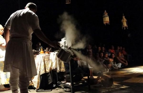 Cena de 'Curra - Temperos sobre Medeia', montagem da companhia Contadores de Mentira que ser&aacute; apresentada no festival do Barrac&atilde;o Teatro (  Divulgação)