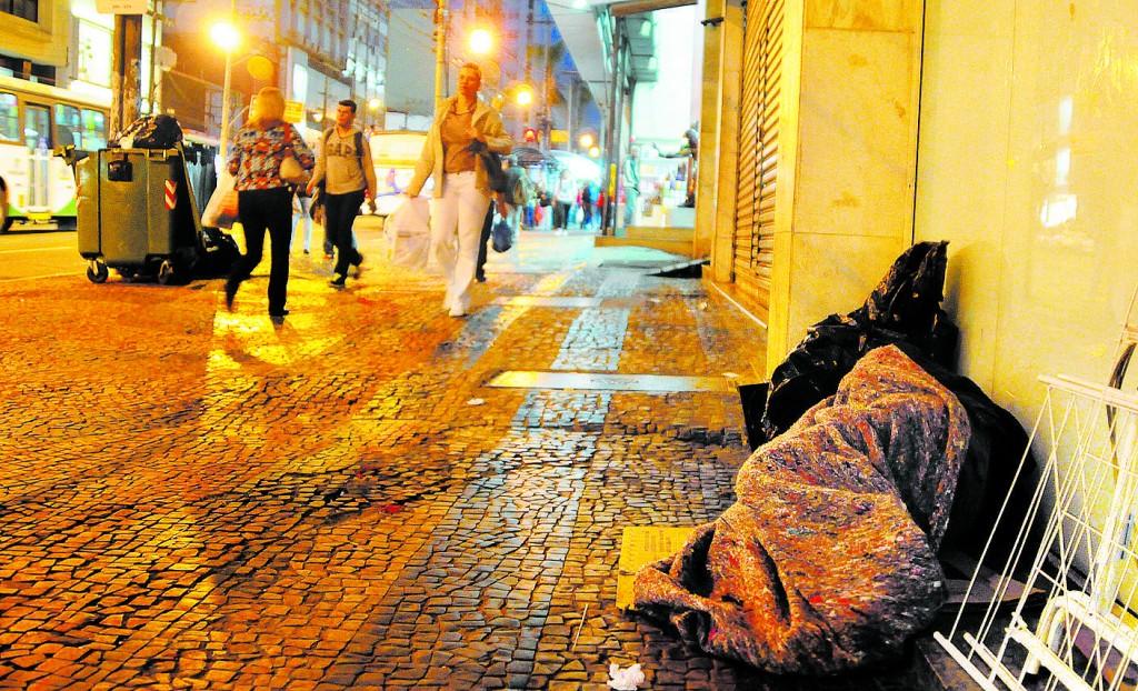 Os homens representam 83% do total de atendidos pelas cinco unidades existentes na cidade, nas quais os abrigados podem ficar por at&eacute; um ano  (Elcio Alves)