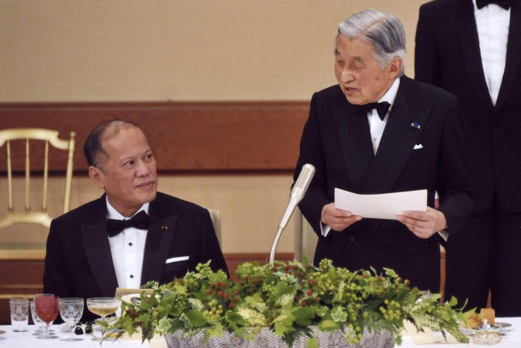 O imperador Akihito (de p&eacute;) recebeu o presidente das Filipinas, Benigno Aquino,em uma recep&ccedil;&atilde;o (France Press)