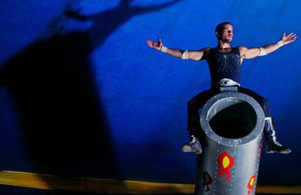 Em 2012, Daniel passou dois meses na ilha de Fernando de Noronha para interpretar Pedro, um rapaz que volta ao lugar onde nasceu como astro de um circo que aporta no lugar para temporada (  Divulgação)