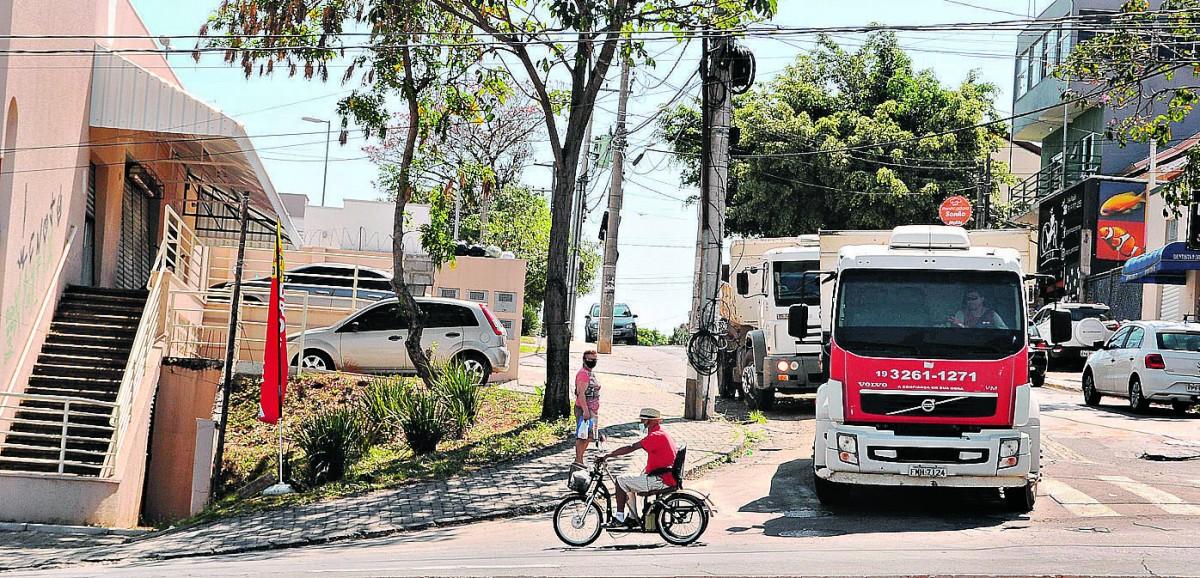Idoso devidamente protegido com a sua máscara segue seu caminho na bicicleta motorizada, destemido no trânsito (Wagner Souza/AAN)