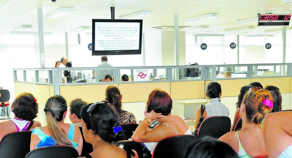Funcion&aacute;rios atendem contribuintes no setor Porta Aberta da Prefeitura de Campinas: Administra&ccedil;&atilde;o busca alternativas para aumentar receita (  Cedoc/RAC)