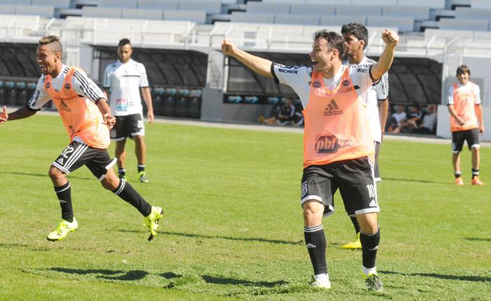 Com coletes, Renato Caj&aacute; (&agrave; direita) e Biro Biro em momento de descontra&ccedil;&atilde;o durante o treino no gramado do Majestoso: alto astral ( Dominique Torquato/AAN)