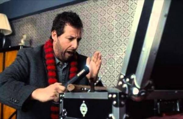 Adam Sandler em cena do filme 'Trocando os P&eacute;s', com dire&ccedil;&atilde;o de Thomas McCarthy (  Divulgação)