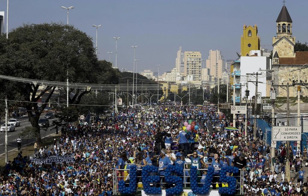 Milhares de pessoas participaram da Marcha para Jesus e pediram o fim da corrup&ccedil;&atilde;o (Miguel Schincariol/France Press)