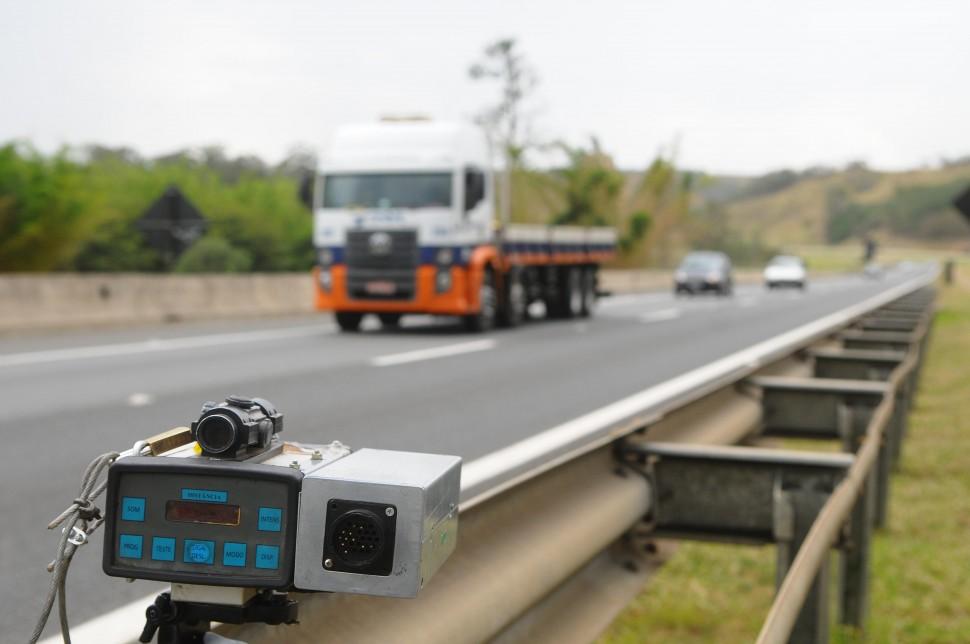 Radar m&oacute;vel, estrada, rodovia, fiscaliza&ccedil;&atilde;o, limite de velocidade ( César Rodrigues/ AAN)