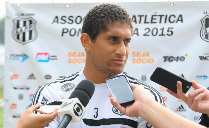 O zagueiro Pablo pede para a equipe manter o foco nas duas pr&oacute;ximas partidas: no s&aacute;bado (6), a Ponte volta a jogar fora de casa, contra o Santos (Elcio Alves/AAN)