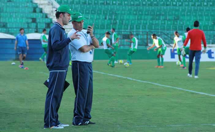 O t&eacute;cnico Paulo Roberto Santos (&agrave; direita) conversa com o auxiliar Carlinhos durante a atividade do time no gramado do Brinco de Ouro (Camila Moreira/AAN)