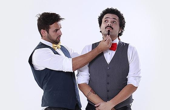 Rodrigo Capella e Dinho Machado na com&eacute;dia 'Preto e Branco a Cores' (  Divulgação)