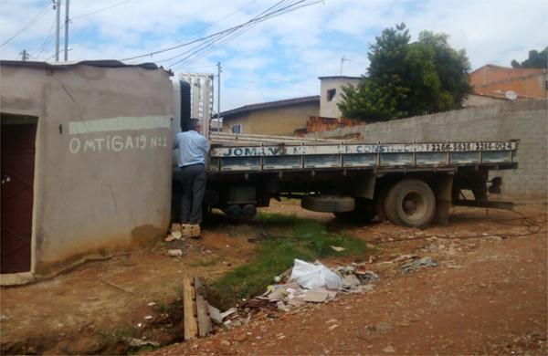 Caminh&atilde;o colidiu contra o muro e invadiu resid&ecirc;ncia ap&oacute;s acidente (Sarah Brito/AAN)